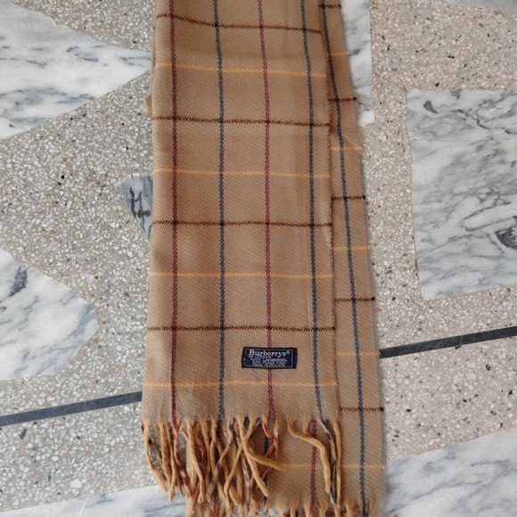 Burberry’s scarf - Picture 7 of 8